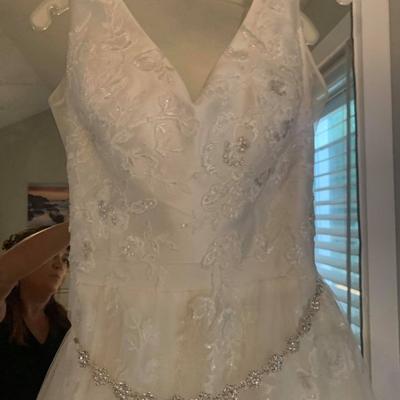 WEDDING DRESS, VIEL AND JEWELED BAND INCLUDED. - Picture 13 of 16